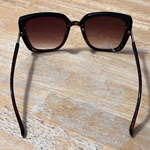 Tahari Women’s Sunglasses Leopard Brown - Picture 4 of 9